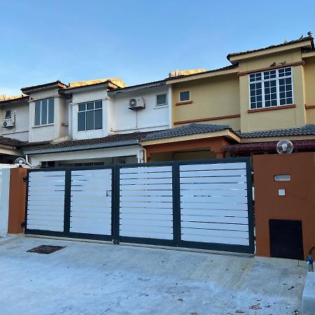 D'Lestari Homestay Seri Kembangan Kültér fotó